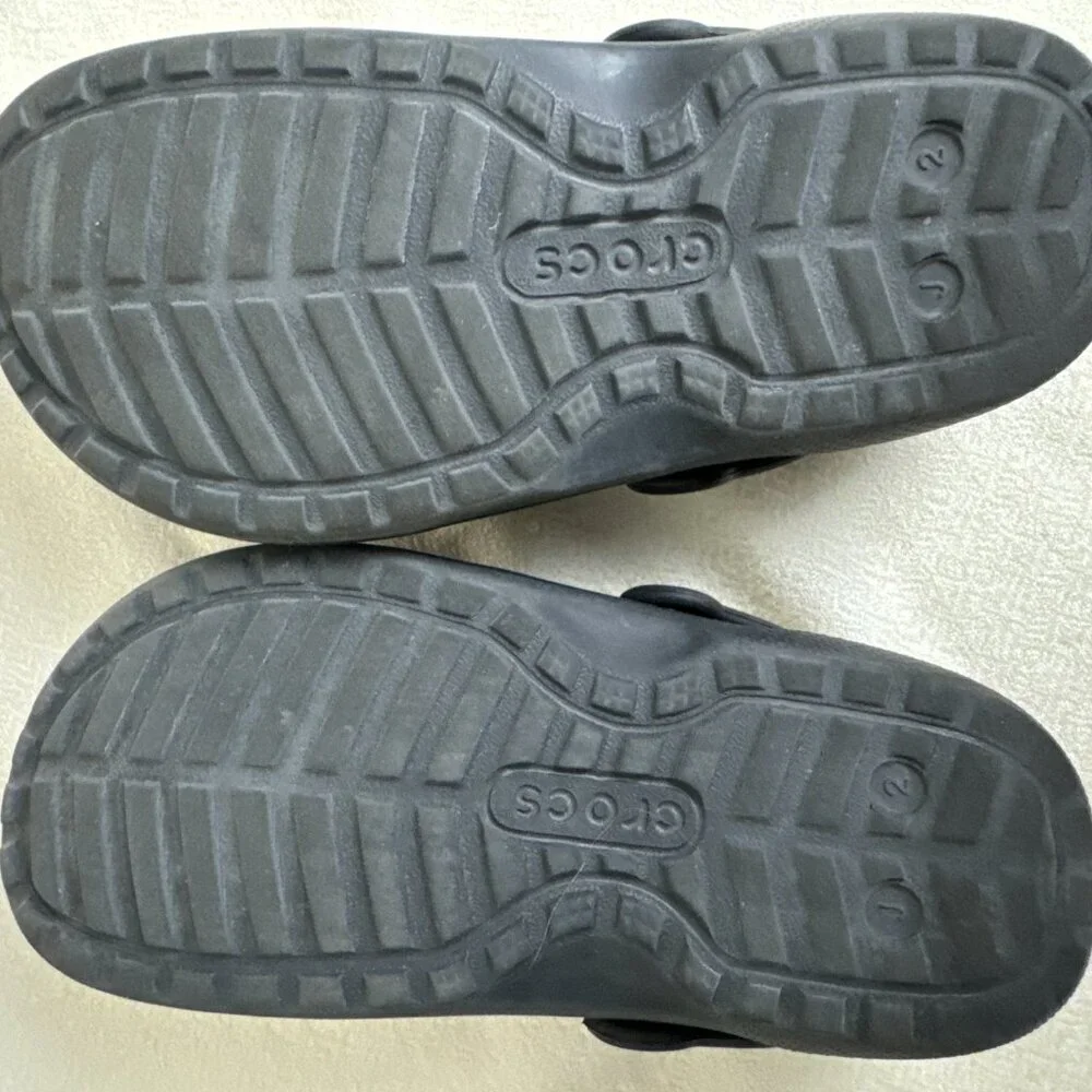 CROCS Boy's  Black Lined Sandals Flip FlopSlip On Size j2.